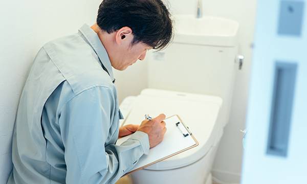 メンテナンスを行なっている人のイメージ