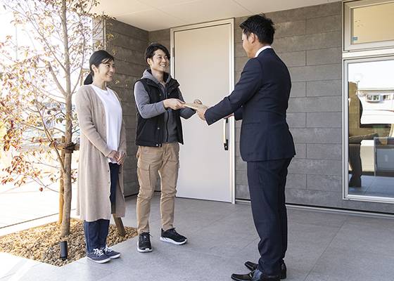 住宅完成後引き渡しているイメージ
